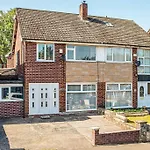 New! 4Bed Home, Pool Table, Free Parking, Smart Tv