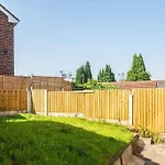 New! 4Bed Home, Pool Table, Free Parking, Smart Tv