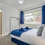 New! 4Bed Home, Pool Table, Free Parking, Smart Tv