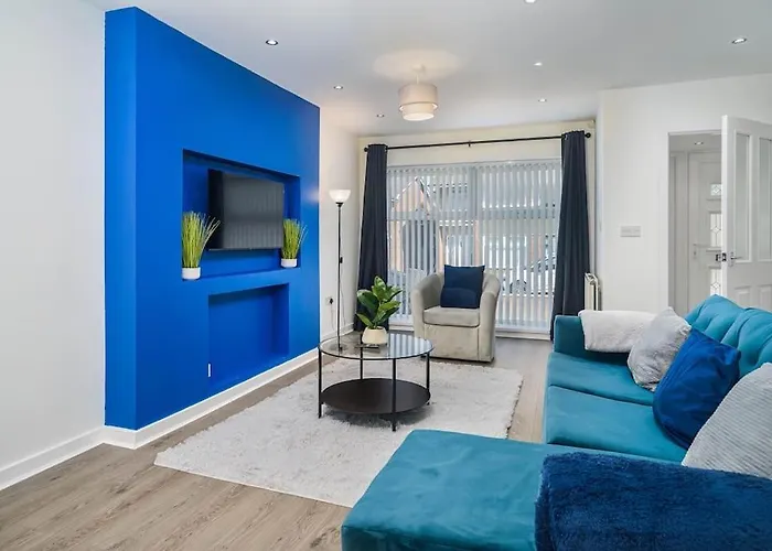 New! 4Bed Home, Pool Table, Free Parking, Smart Tv