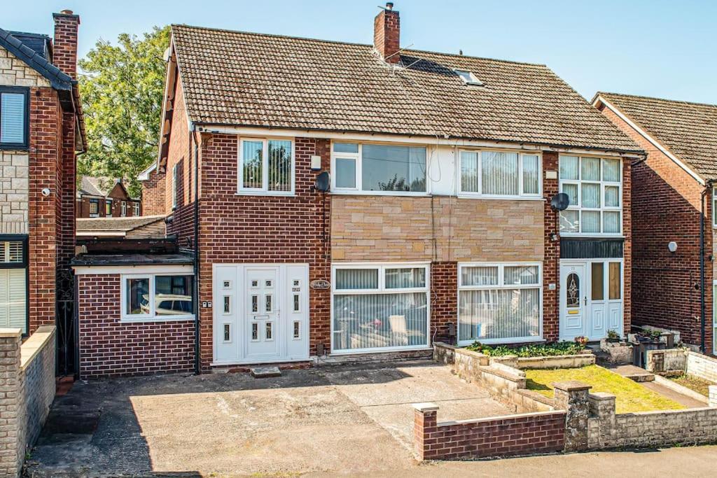 Apartment New! 4bed Home, Pool Table, Free Parking, Smart Tv