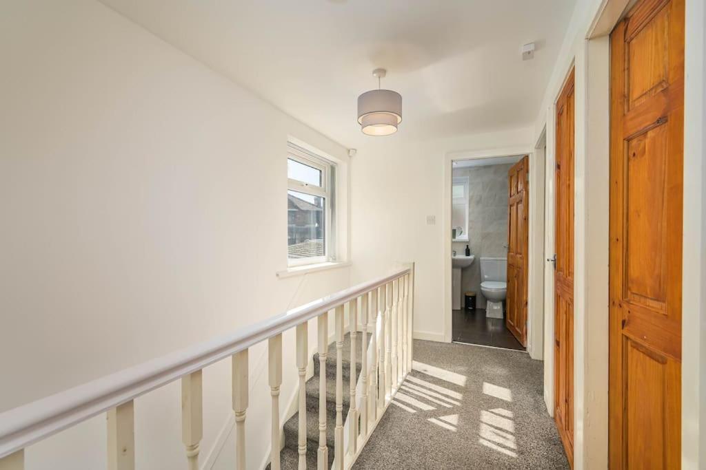 New! 4bed Home, Pool Table, Free Parking, Smart Tv Apartamento Manchester