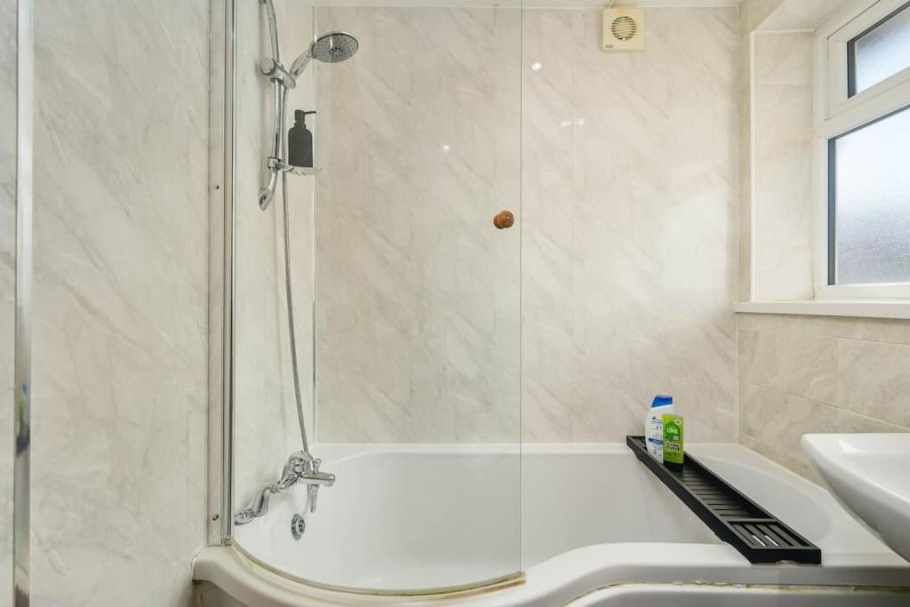 New! 4bed Home, Pool Table, Free Parking, Smart Tv * Manchester