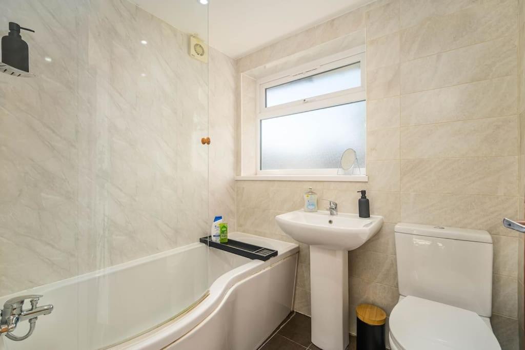 New! 4bed Home, Pool Table, Free Parking, Smart Tv