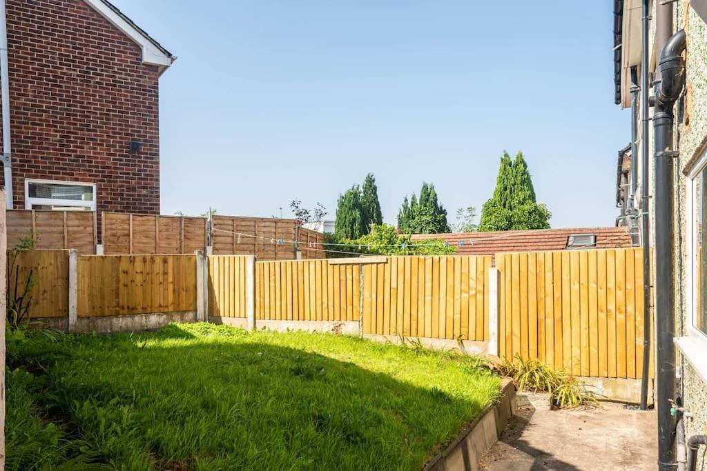 Apartment New! 4bed Home, Pool Table, Free Parking, Smart Tv