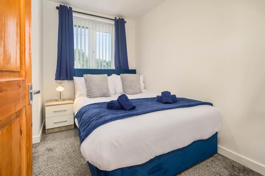 New! 4bed Home, Pool Table, Free Parking, Smart Tv Apartment *