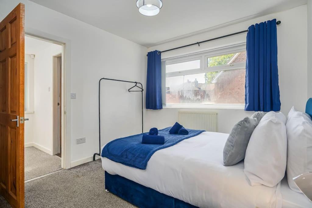 Apartment New! 4bed Home, Pool Table, Free Parking, Smart Tv *