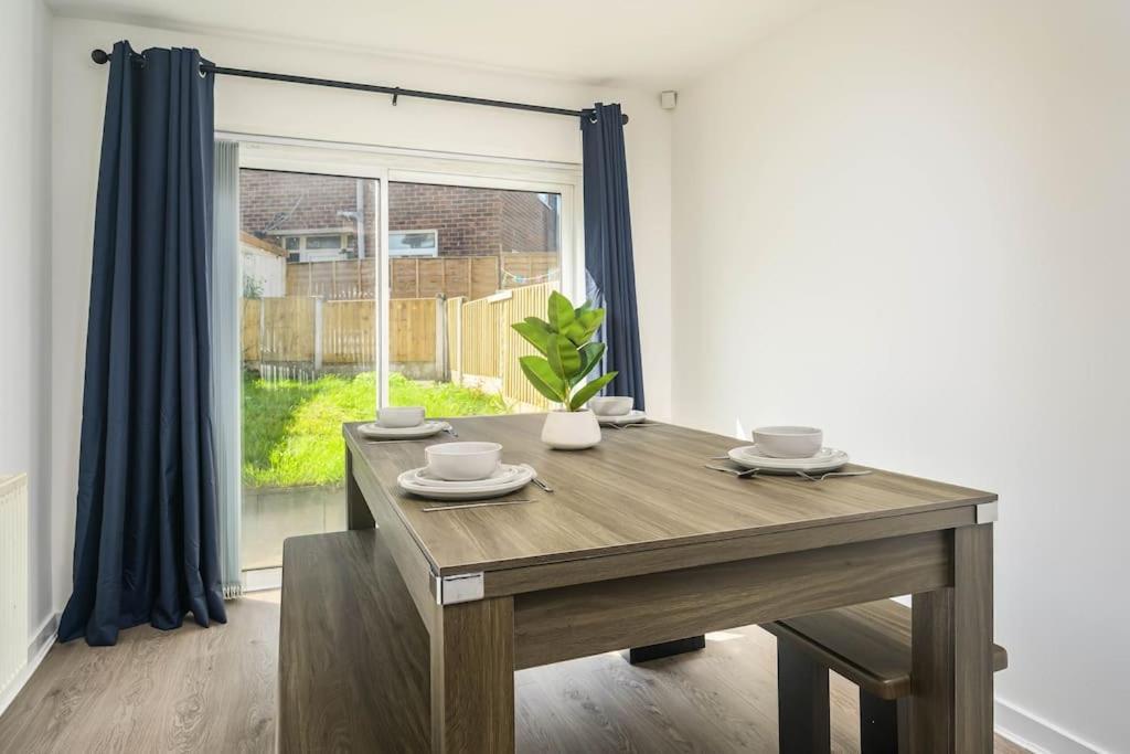 New! 4bed Home, Pool Table, Free Parking, Smart Tv *