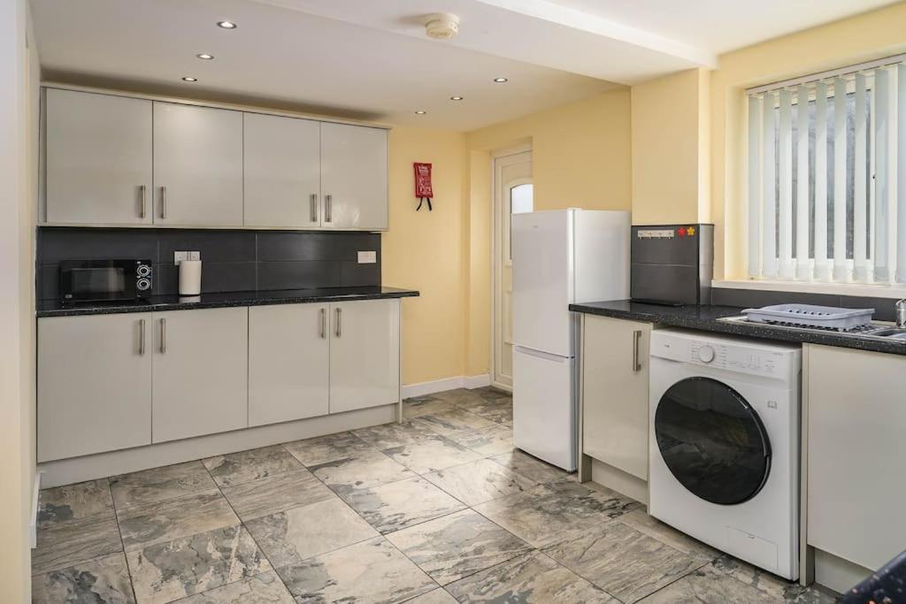 New! 4bed Home, Pool Table, Free Parking, Smart Tv Manchester