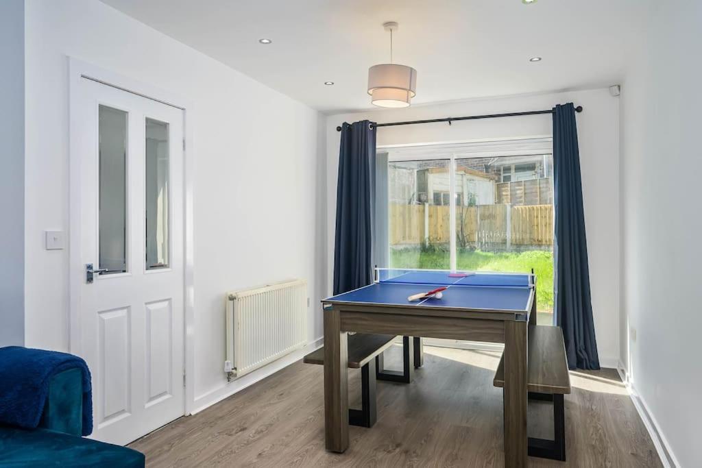 New! 4bed Home, Pool Table, Free Parking, Smart Tv * Manchester