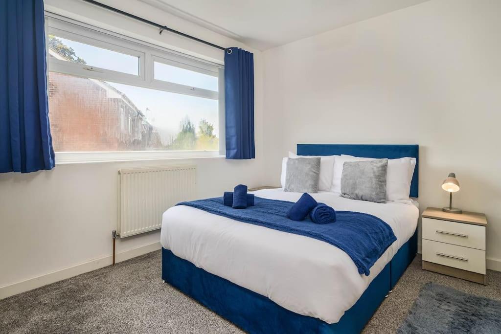 Apartment New! 4bed Home, Pool Table, Free Parking, Smart Tv