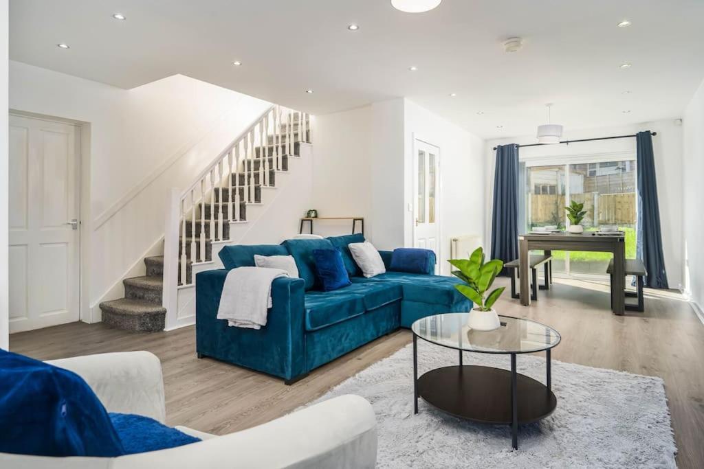 New! 4bed Home, Pool Table, Free Parking, Smart Tv *