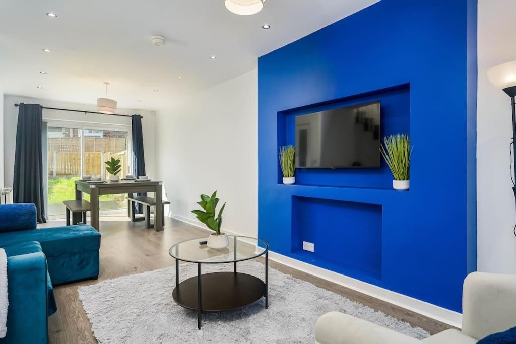 New! 4bed Home, Pool Table, Free Parking, Smart Tv Apartamento