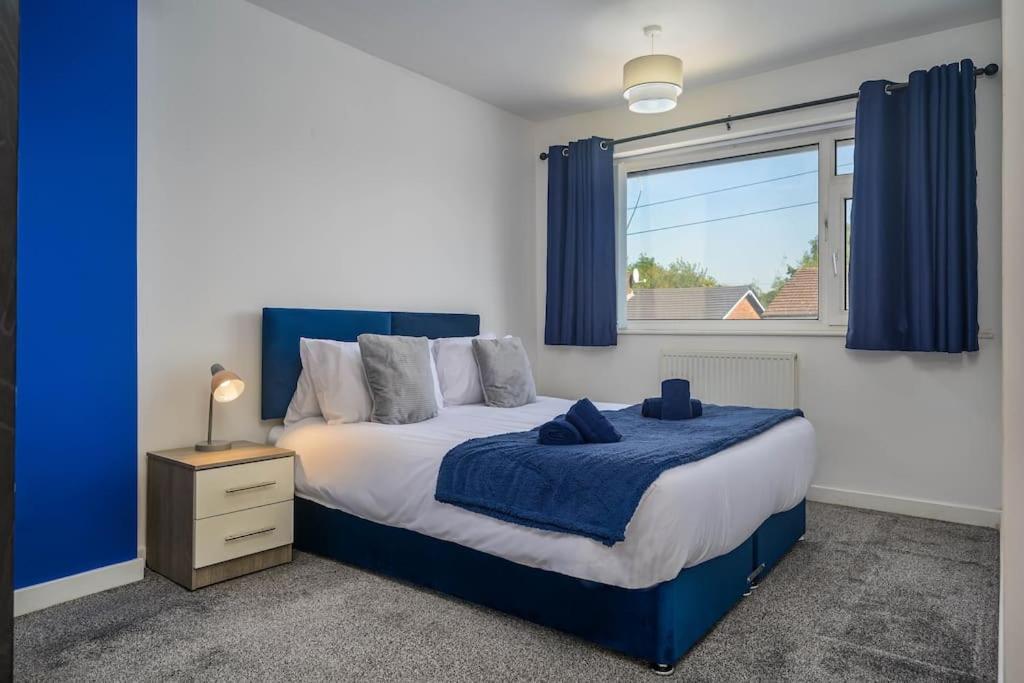 New! 4bed Home, Pool Table, Free Parking, Smart Tv Manchester