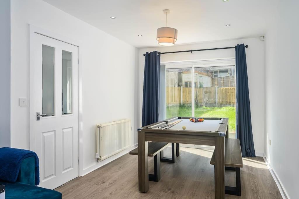 Apartment New! 4bed Home, Pool Table, Free Parking, Smart Tv *